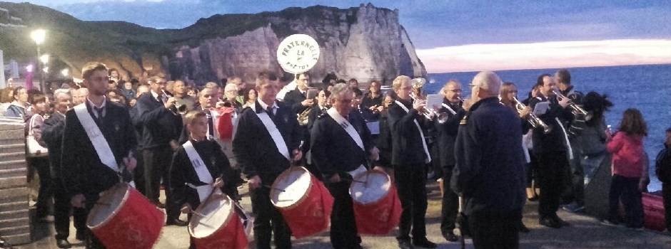 Retraite aux flambeaux à Etretat le 13 juillet 2016